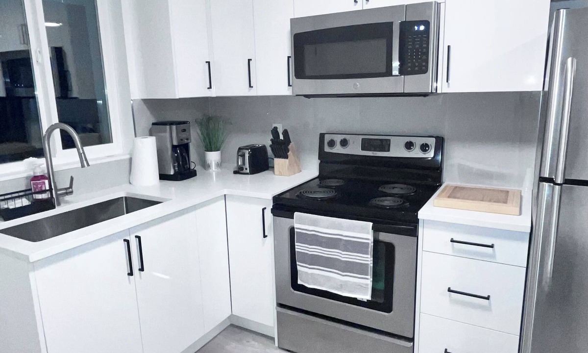 Delta House | Peaceful Modern Garden Suite Near Van & YVR