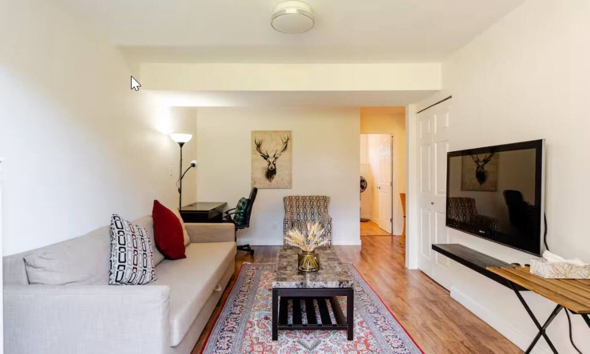 North Vancouver Apartment | Peaceful North Vancouver suite with easy access to the city and nature.