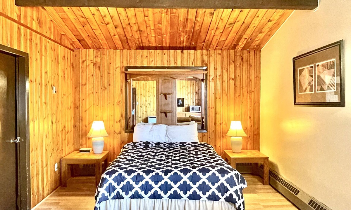Entwistle Hotel | Pembina River Inn