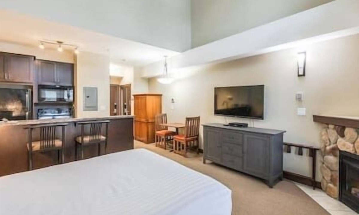 West Fernie Apartment | Penthouse Studio/New Queen Bed/Balcony
