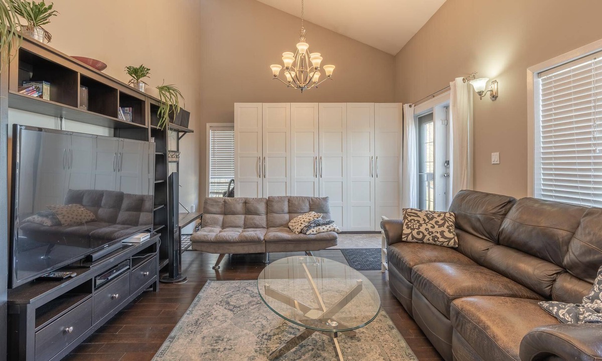 Yellowknife Bed & Breakfast | Perfect 1-bedroom bed with pool view with private Full wash room- NHP YK B&B