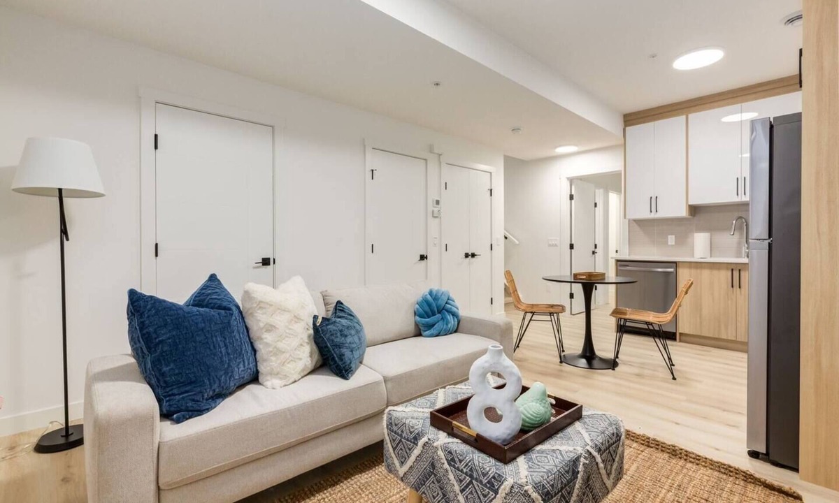 Shaganappi House | "Periwinkle" 1 Bdrm-Close to DT & C-Train!