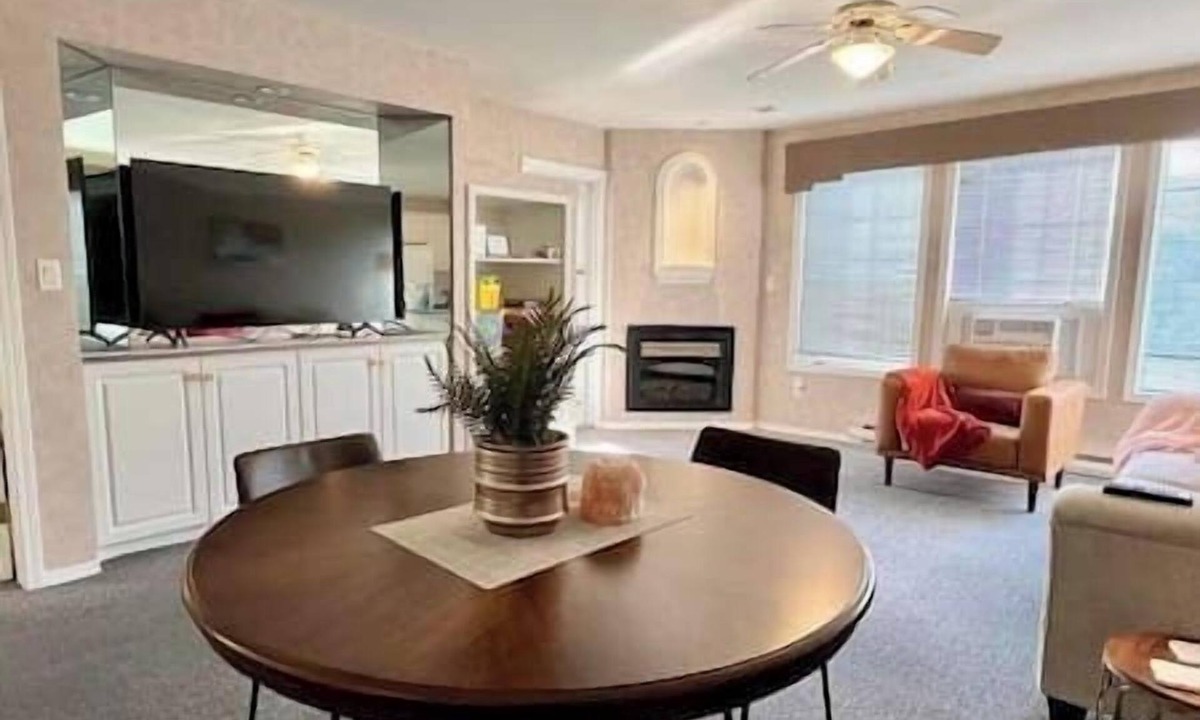East Kootenay Condo | Pet Friendly/Views/Fireplace/New furniture