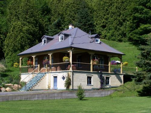 Chateau-Richer Ski Chalet | Petite Maison dans la Prairie