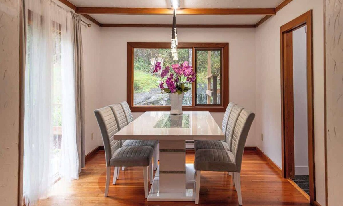 Madeira Park House | Picturesque and Comfy Escape with Waterfall View