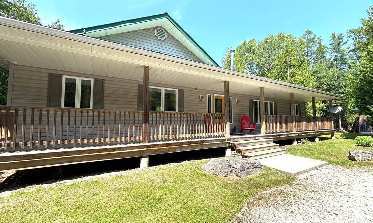 Lion's Head Cabin | Pike & Pine: This bright and spacious retreat blends modern comfort with cozy cottage charm. Featuring a fully equipped kitchen, multiple cozy bedrooms, stylish bathrooms, and inviting living spaces with a wood-burning fireplace.