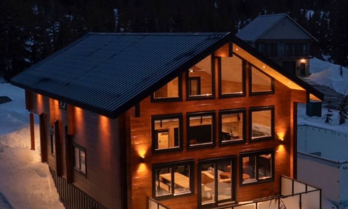 Courtenay House | Pine log home at Mount Washington Ski Resort