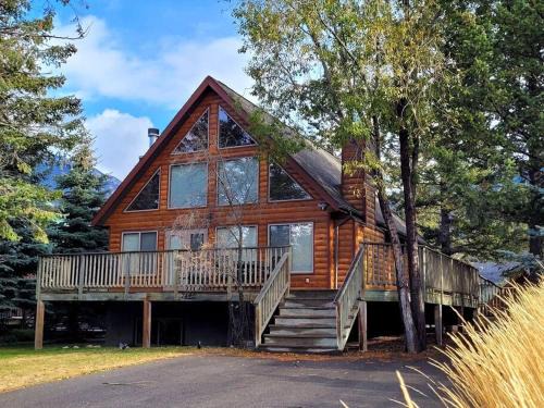 Radium Hot Springs Apartment | Pine Cone Cabin by StayIn