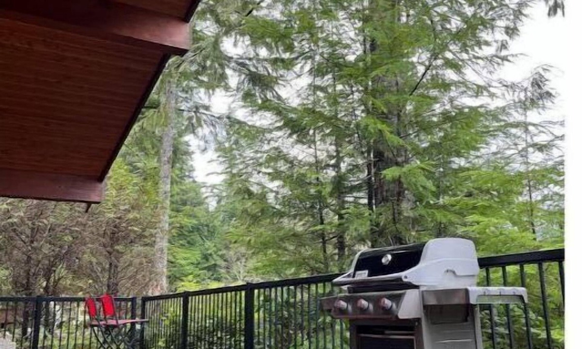 Port Renfrew Cabin | Port Place Cabin and Bunkhouse on an overlooking Bluff