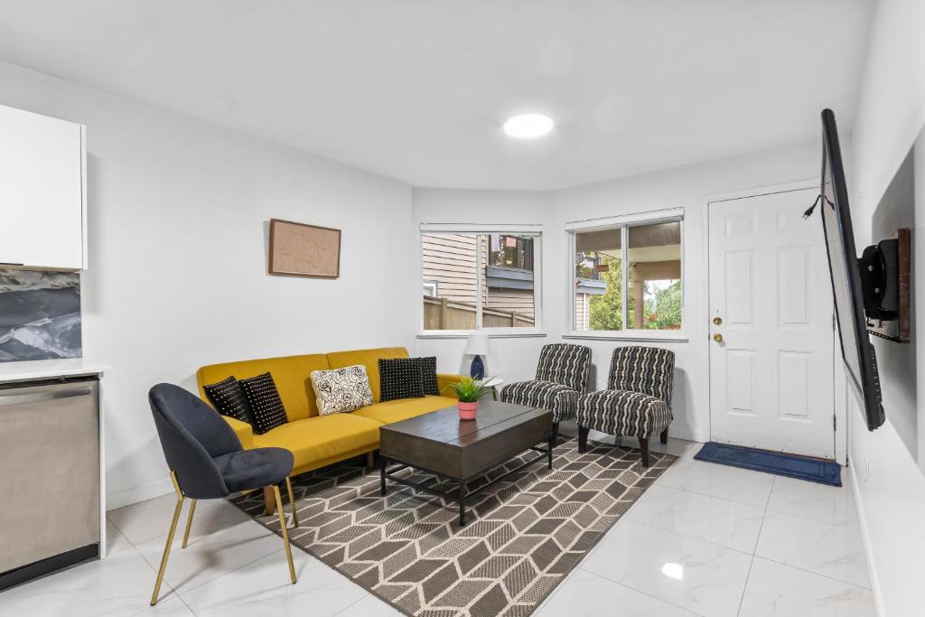 Guildford House | Pristine 3 Beds 2 Washroom Guest Suite
