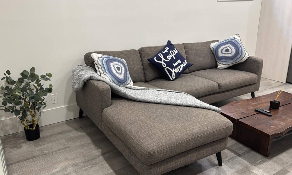 Surrey Newton Apartment | Private 1BR Suite near KPU, SMH , Restaurants, mall with free wifi & parking !