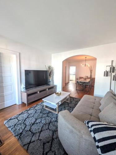 Walkerville Apartment | Private 2BR Main Floor Suite Near Border, Casino & UWwin Hospital