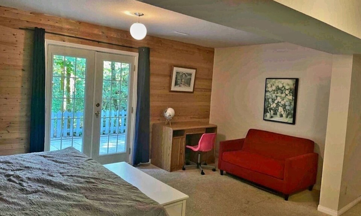 Maple Ridge House | Private Basement suite, beautiful ravine! Perfect, Relaxation or Celebration 🤩