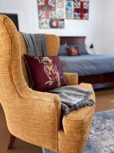 Langford Apartment | Private Bright Modern Studio! Queen bed !