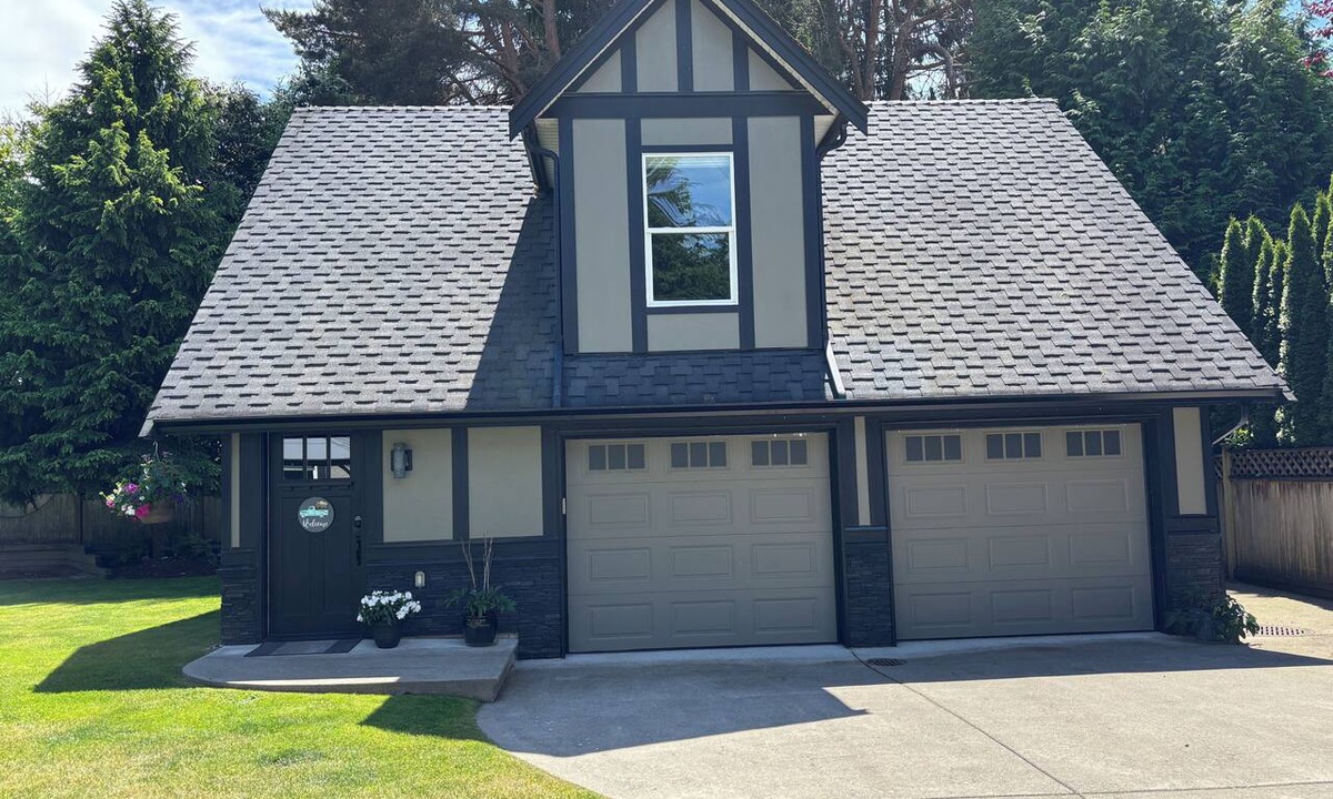Crescent Beach Apartment | Private Coach House in Ocean Park with beautiful beaches & transit to Vancouver.