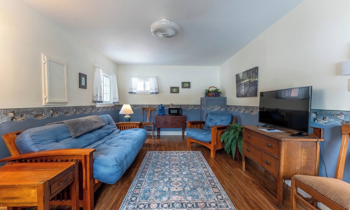 Saint Patrick Cabin | Private Cottage with King Bed. Pet-Friendly!