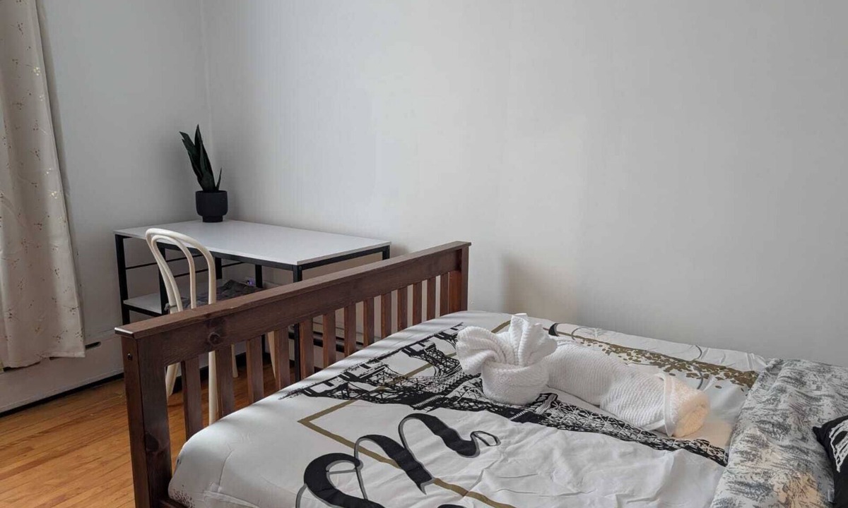 Mauricie Apartment | Private Room #1 - 5 min away - University - Fast WiFi