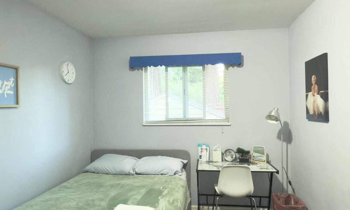 Burnaby House | Private room in Burnaby w/street parking