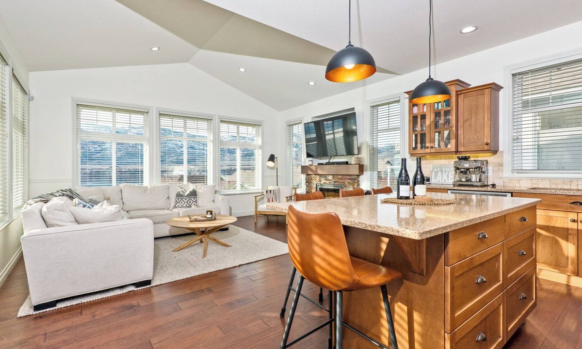 Osoyoos Cottage | Quail Haven Lake House - Boat slip & Views!