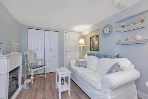 Saanich West House | Quaint 1 bedroom lower suite in Victoria, BC