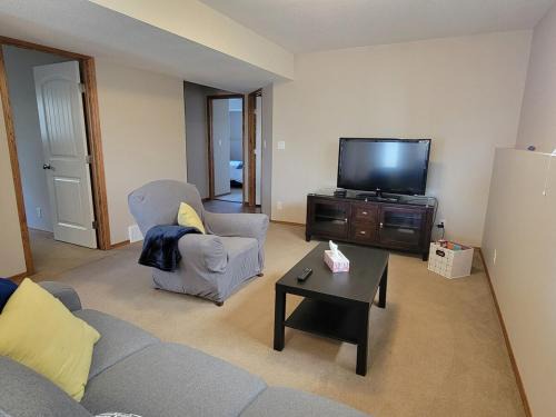 Red Deer Apartment | Quaint Lonsdale Suite