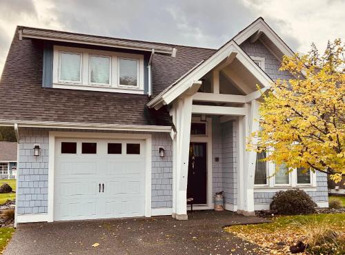 Regional District of Nanaimo Villa | Qualicum Landing West Coast Cottage
