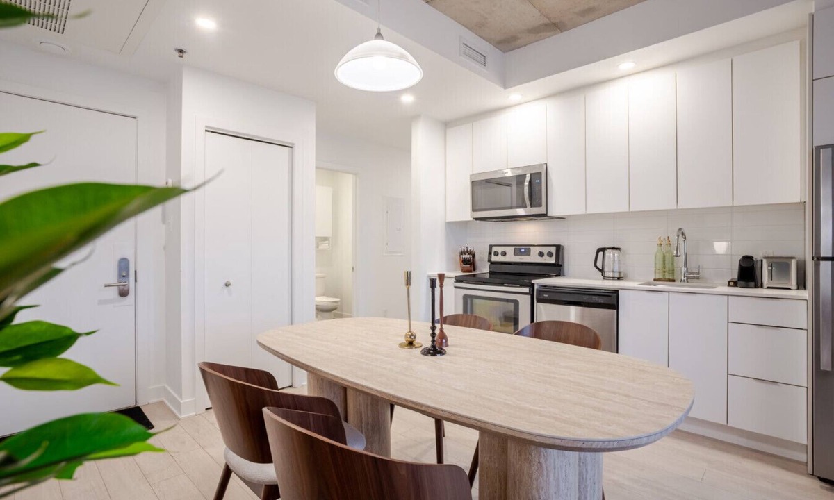 Quartier des Spectacles Apartment | Quartier Luxe Stay | Parking, Gym & Pool