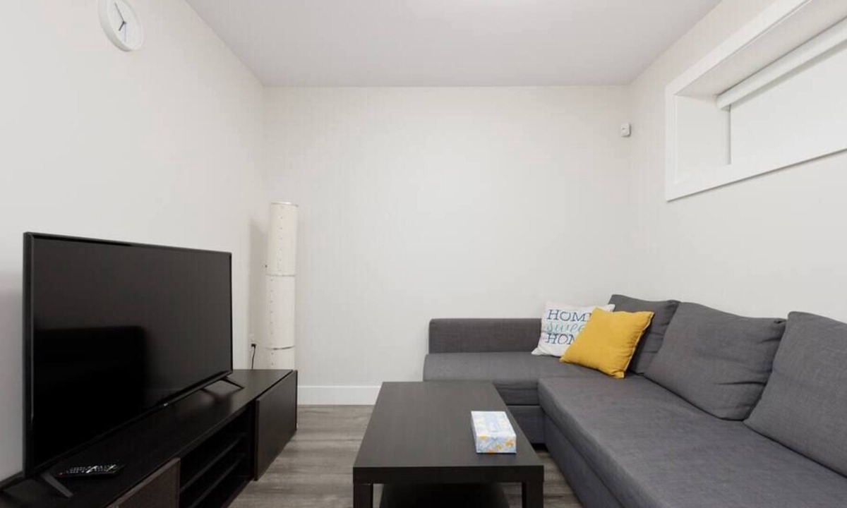 Killarney House | Quiet 2-bd Basement Unit in Vancouver