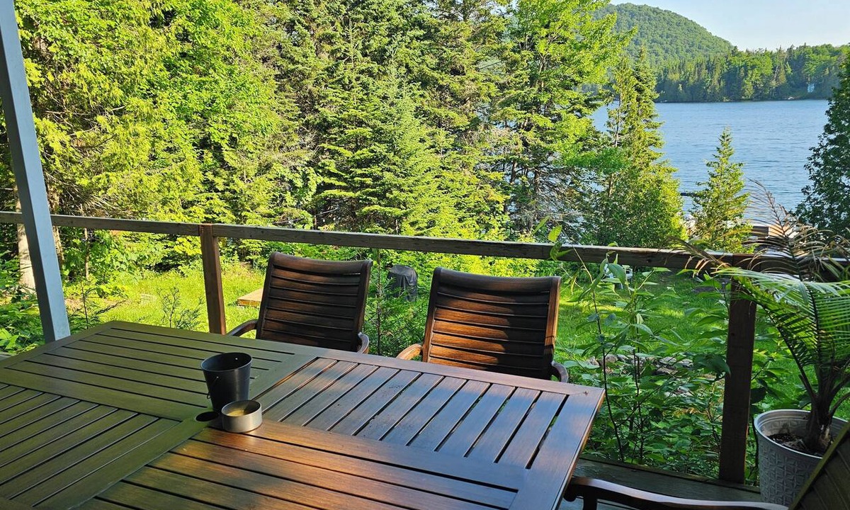 Lantier Cottage | Quiet Lakefront property with Private Bathroom - Hotel type room - no Kitchen
