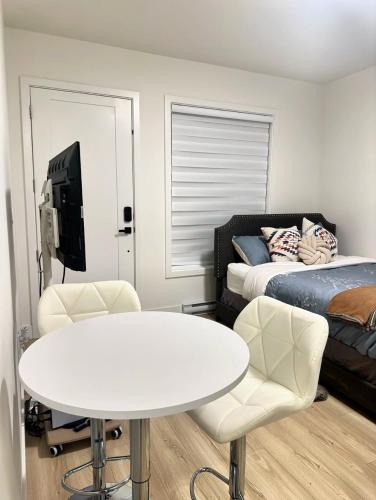 Langford House | Quiet Private Room Victoria - PS5, Fast WiFi, Parking