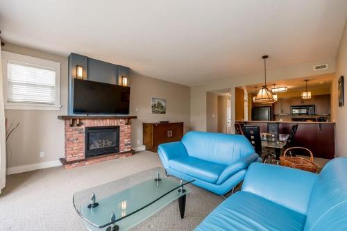 The Blue Mountains House | Raccoon Ridge - Village Walk - Hot Tub - Shuttle