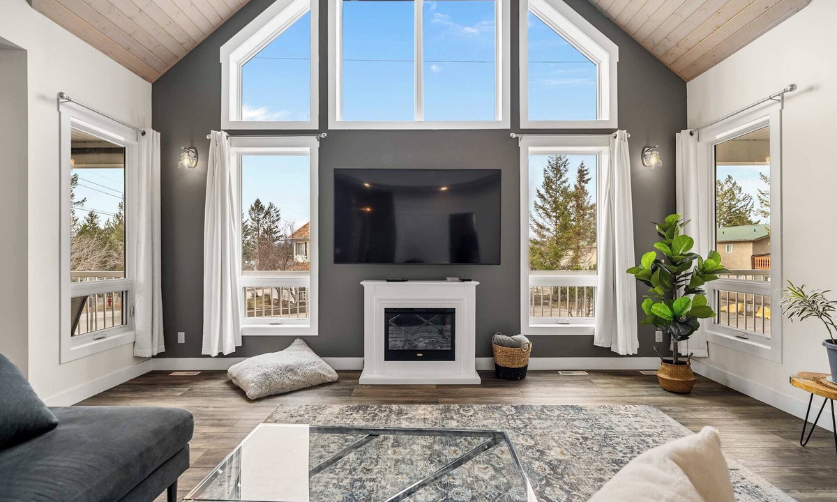 East Kootenay House | Radiant Retreat | Sleeps 13 + Loft | Stunning View
