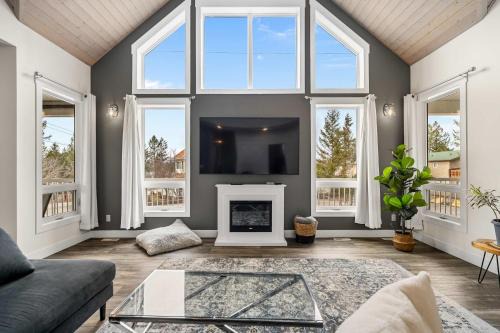 Radium Hot Springs House | Radiant Retreat -Spacious Home - Heart of Radium!