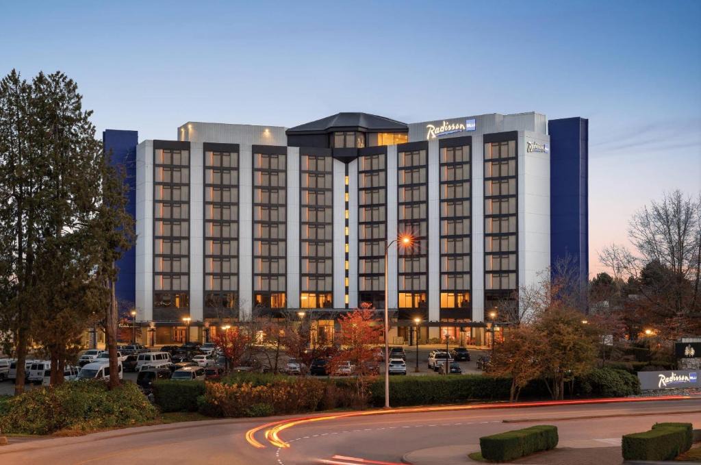 Richmond Hotel | Radisson Blu Vancouver Airport Hotel & Marina