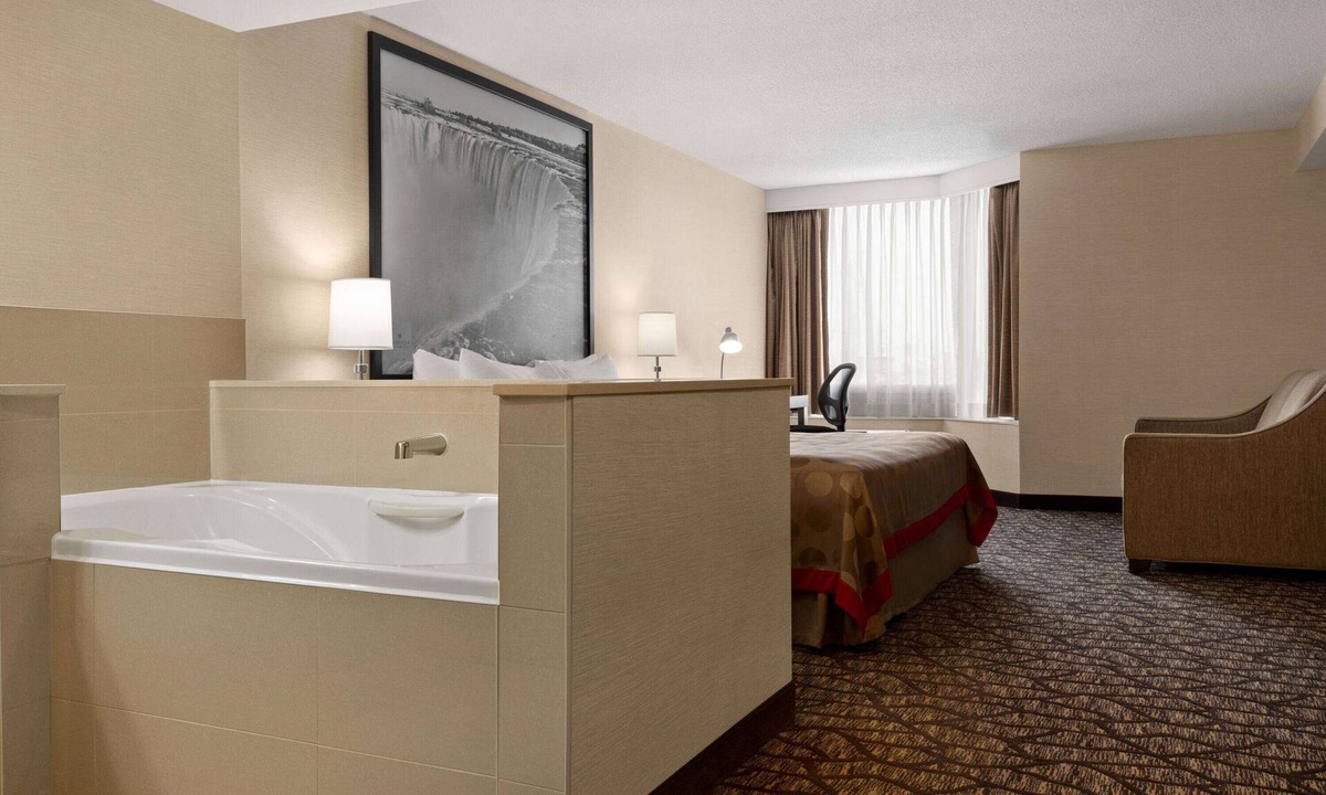 Niagara Falls Hotel | Ramada by Wyndham Niagara Falls Near the Falls
