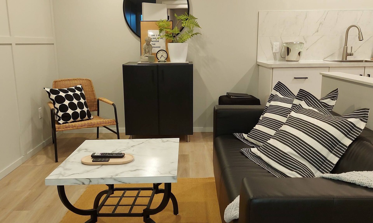 Saskatoon House | Relax on 4th! 2 yrs old, like new, meticulously clean suite in perfect location!