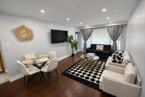 Jane and Finch House | Renovated 3-Bedroom North York Bungalow with Free Parking, Full Kitchen, WiFi & Backyard Volleyball Set - Near Rogers Stadium & TTC Access - Great for Groups & Work Stays!