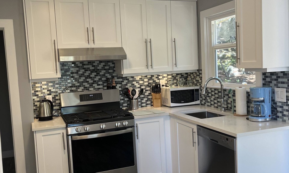 Saanich West House | Renovated home close to victoria general