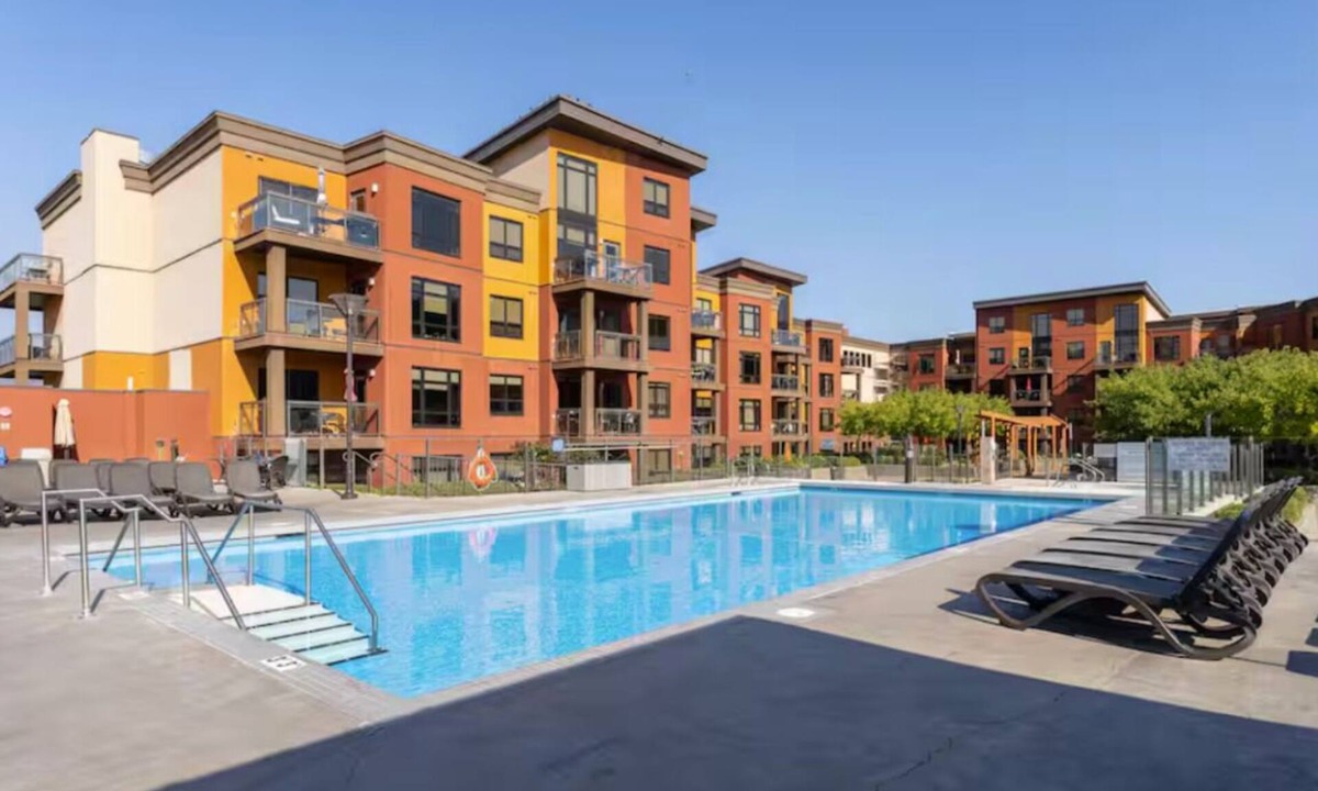 South Pandosy Apartment | Resort-Style Condo at Playa Del Sol | 5th Floor
