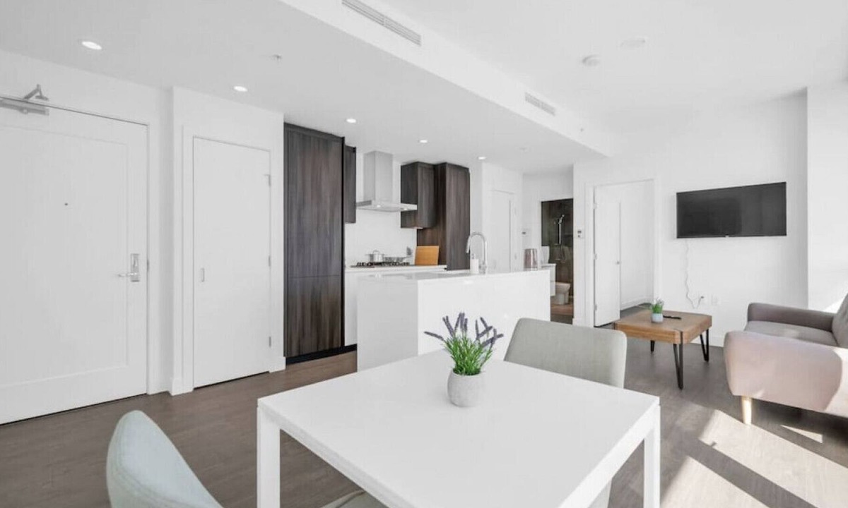 Richmond City Centre Apartment | Richmond Center 1BE+1BA Condo/Gym/Sauna
