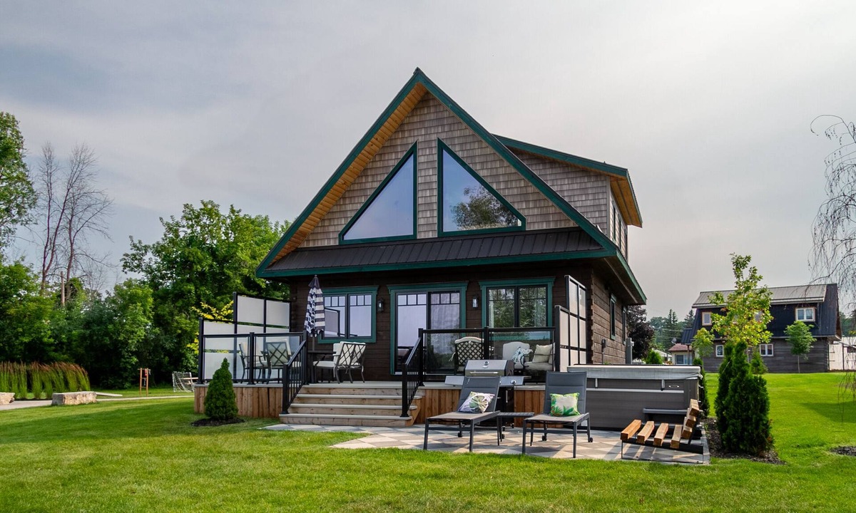 Trent Hills House | Riverside Cabin 1 Feel like royalty in this riverside retreat.