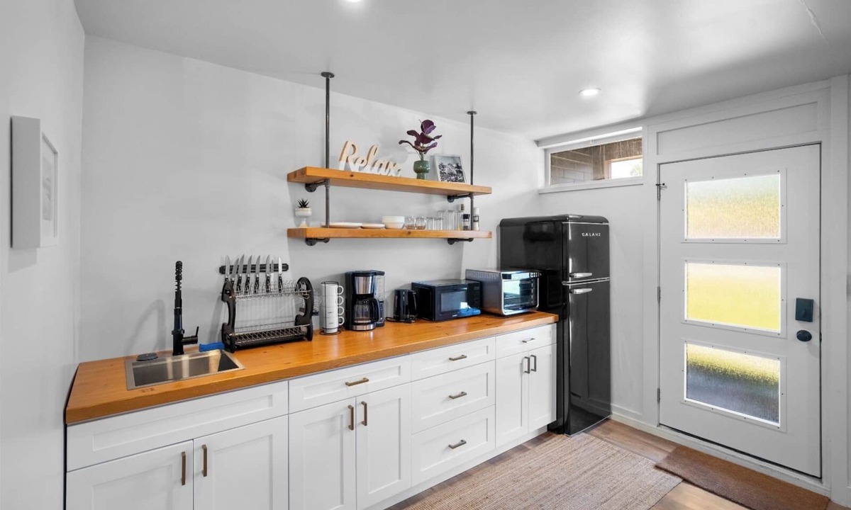 Lake Cowichan Hotel | Riverside Suite | Kitchenette, Firepit & BBQ