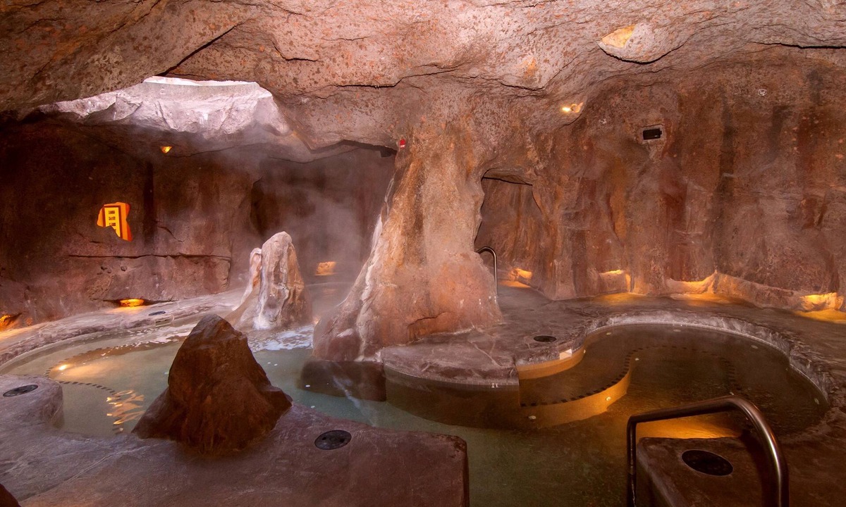 Banff Hotel | Rockies Room with Access to Grotto Hot Pools!