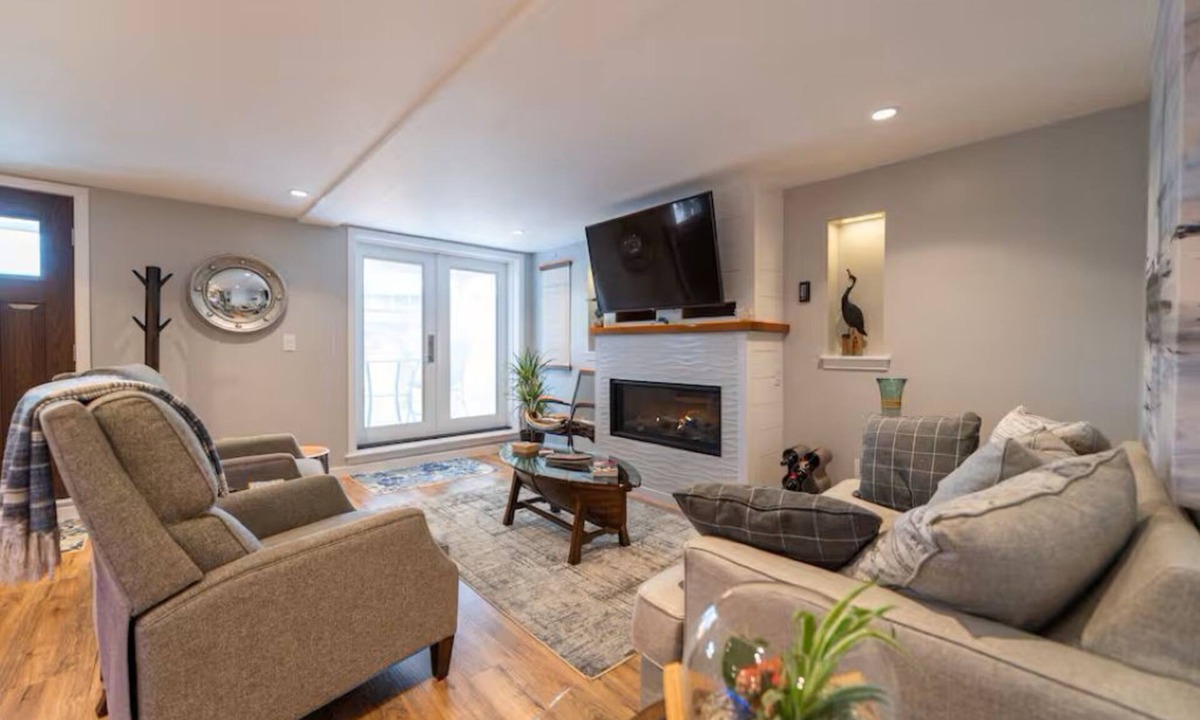 Regional District of Nanaimo Apartment | Romantic 1-bedroom sute with AC in Nanaimo across the street from the seawall