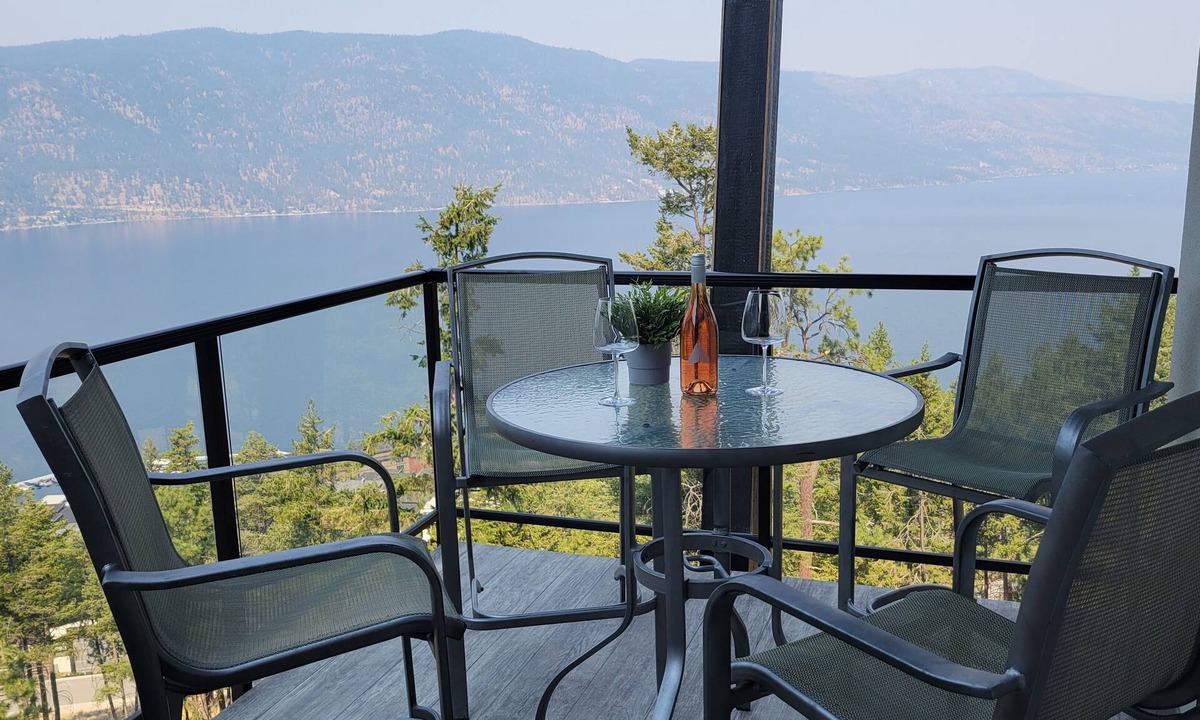 McKinley House | Romantic Lake View in Kelowna