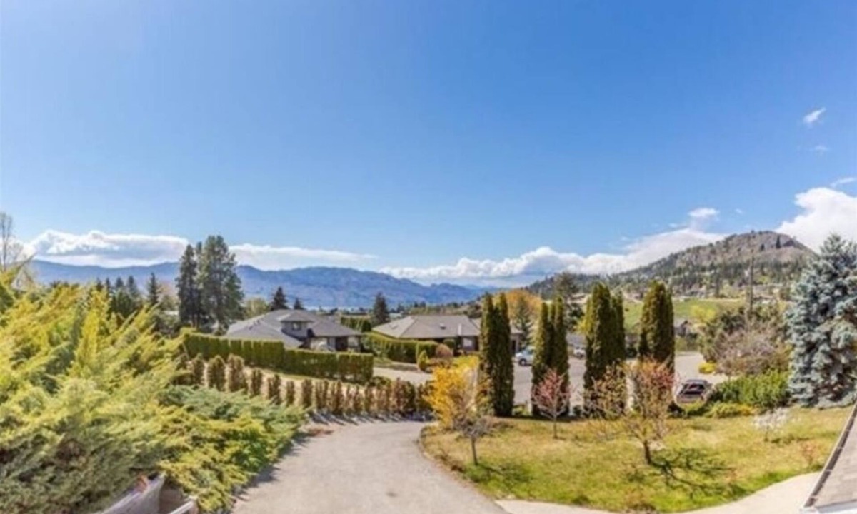 Central Okanagan Bed & Breakfast | Room In Rodee Homestay, B&B - West Kelowna