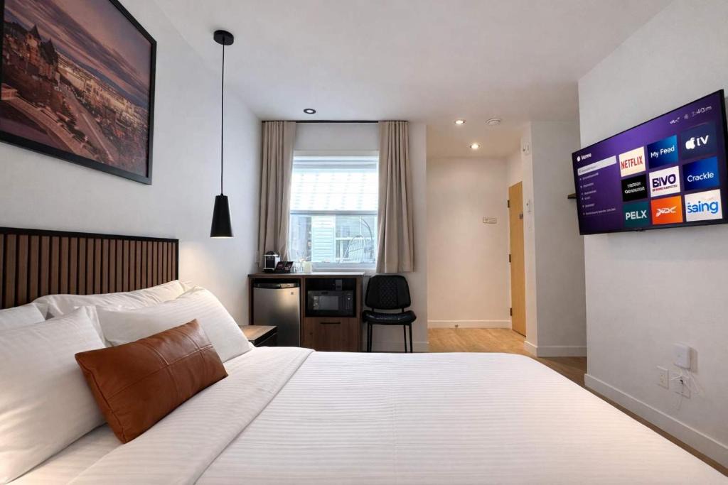 La Cite-Limoilou Hotel | Room with 1 Queen Bed Downtown Quebec City