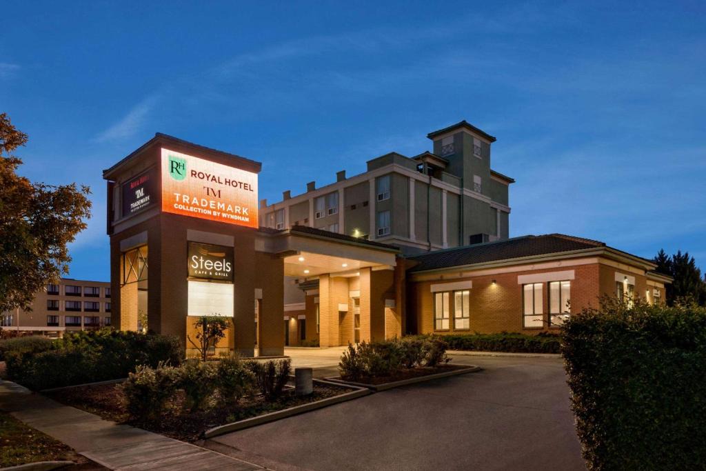 Regina Hotel | Royal Hotel Regina, Trademark Collection by Wyndham