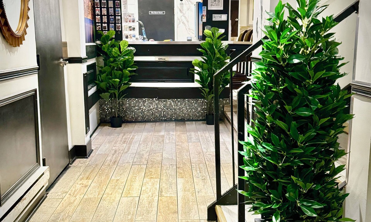 Cabbagetown South Hotel | Royal Oak Inn
