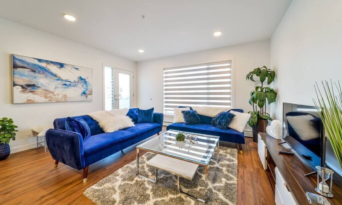 West Edmonton Apartment | RoyalBlueWildOasisCornerPNHSEKingBedU/G Wi-fi